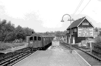 The train left Morden depot and was sitting on the bank waiting for platform access in good time. Once the service train had departed the special arrived in platform 1 and its passengers boarded.