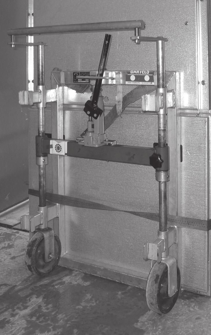1.4.4 Handling by hydraulic lift trolley Fasten a hydraulic lift trolley of suitable capacity to each of the front and rear of the panel (figure 1.4.4.1) in accordance with the manufacturer s instructions.