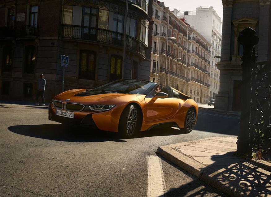 DRIVETRAIN AND DRIVING DYNAMICS. INNOVATION AND TECHNOLOGY. 18 19 DRIVE AND DRIVING DYNAMICS IN THE BMW i8 ROADSTER AND THE BMW i8 COUPÉ. SPECTACULAR APPEARANCE WITH STRONG ACCELERATION.