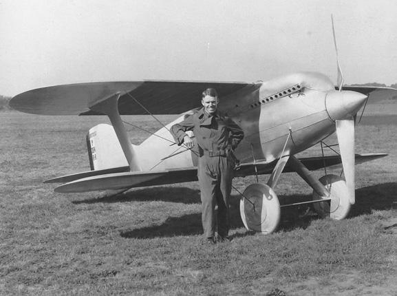 R-8 Curtiss 32 span: 22', 6.71 m length: 19'9", 6.02 m engines: 1 Curtiss D12A max.