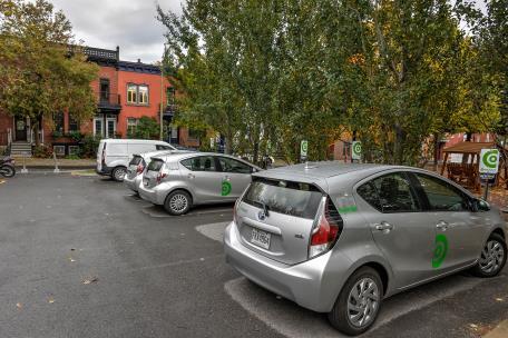 Acces to a self-serve vehicle (SSV) system Taking advantage of the city s recharging network to offer an all electric self-serve vehicle (SSV) system Montréal s model