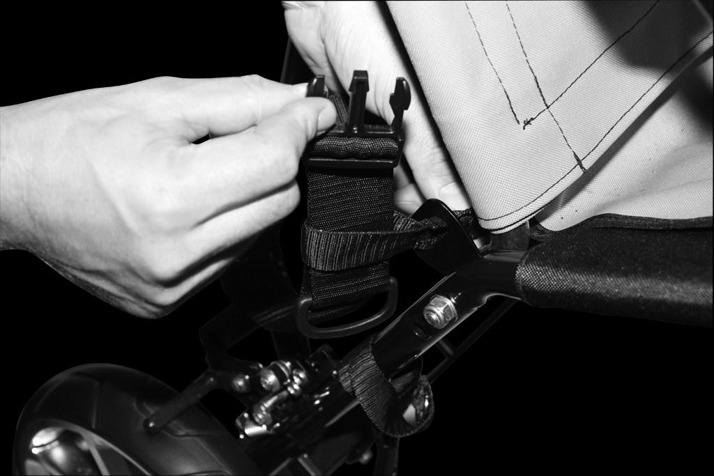 Install: The highest position: - pass the shorter lower belts with Velcro through top holes