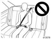 The buckle 1 should be separated only when the rear left seatback is folded down, if the luggage loaded in the enlarged trunk will damage the webbing of the rear center seat belt.