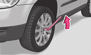 Pulling off Carefully remove the wheel trim cap using the wire clamp fig. 185. Slackening and tightening wheel bolts Slacken the wheel bolts before jacking up the vehicle. Fig.