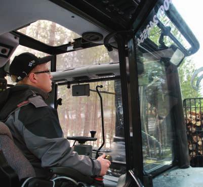 In Versu and Direct models, the Valtra ARM driver s armrest brings all the controls to the rear of the cab. When working in reverse, visibility of the implement and working area is excellent.