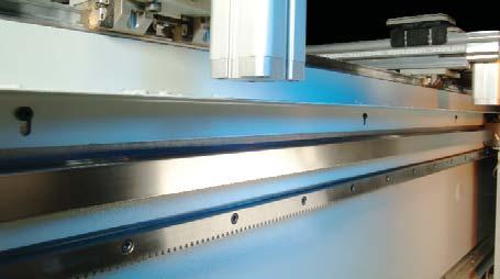 covered linear guides (dust and dirt protection) of referential quality allow the axes to run smoothly.