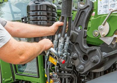 Fendt Cargo-Lock guarantees quick and easy mounting and removal. A multi-coupler connects all hydraulic and electric lines at once even under pressure on the front loader side.
